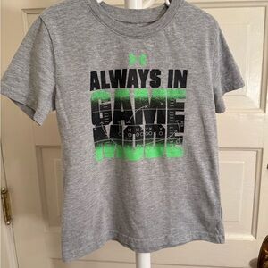 Sz. 6 Under Armour Kids Gray Tee with Green Graphic